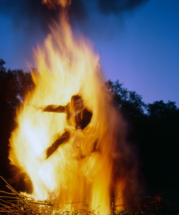 美国摄影师自拍各种跌落危险瞬间