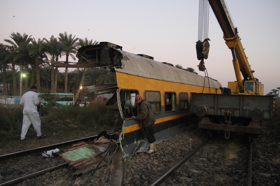 一辆搭载新兵的军用列车在埃及首都开罗郊外脱轨,事故最终导致19名