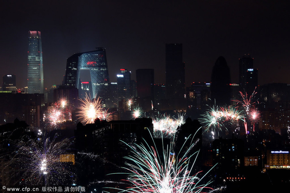 北京除夕夜焰火绽放再现重度污染