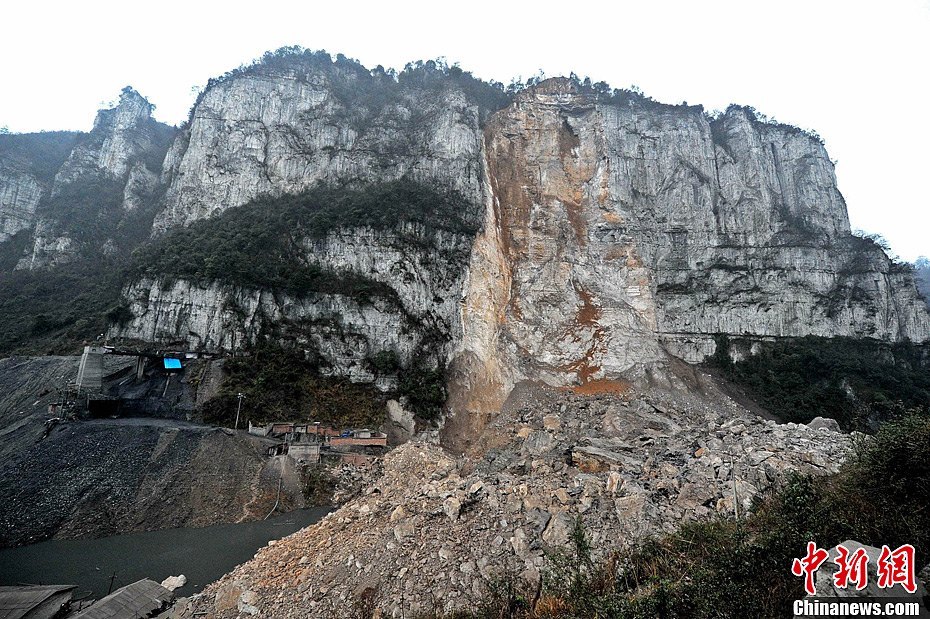 山体崩塌现场