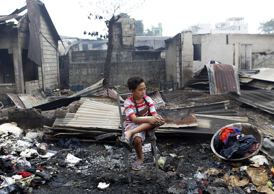 菲律宾儿童玩火柴引发大火2千人无家可归