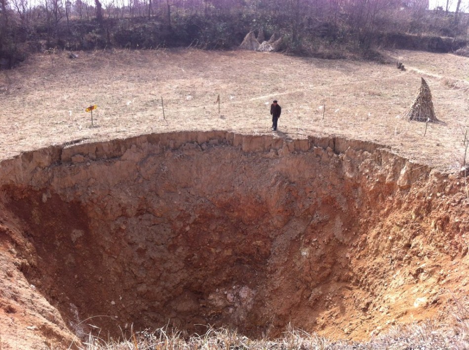 四川广元地陷形成直径20米漏斗状天坑