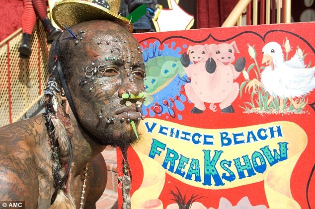 美国男子全身遍布纹身穿孔吓坏女儿