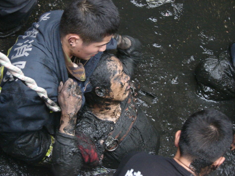 消防员跳粪坑救人反胃数日吃不下饭