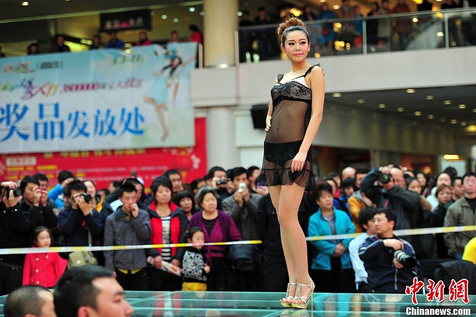 沈阳商场内衣秀吸引数千市民围观