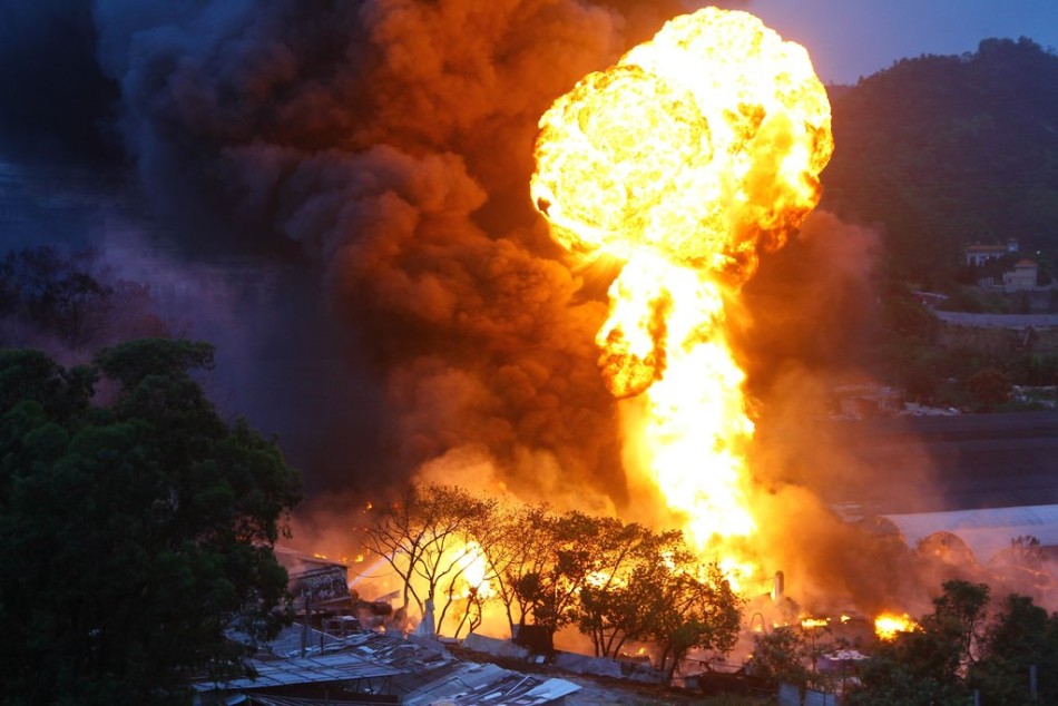 广东珠海地下油库爆炸浓烟四起火光冲天