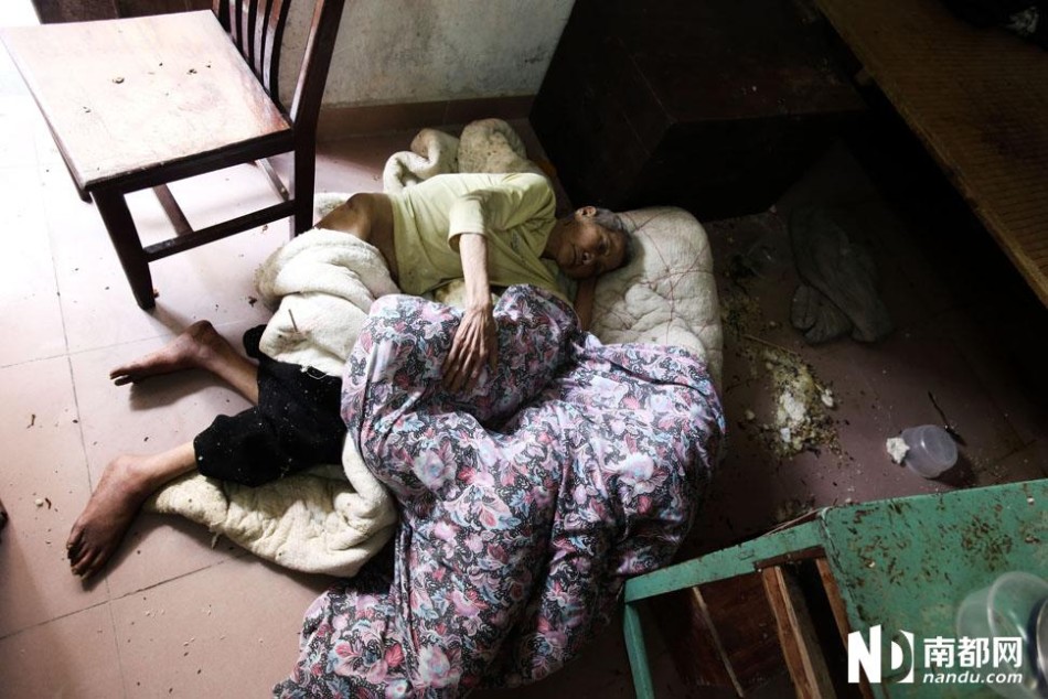 八旬老太裹破絮睡地板 饭菜粪便散落地面