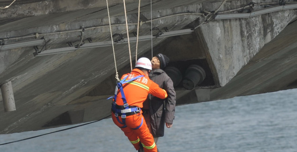 吉林男子大桥上吊自杀当场身亡_高清图集_新浪网