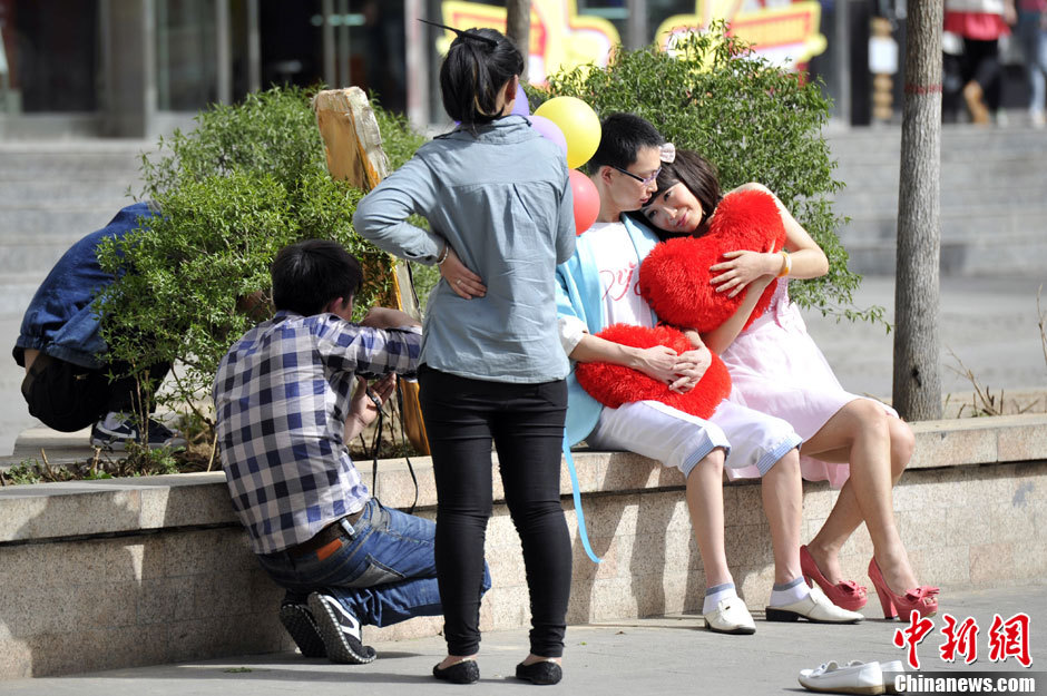 4月15日,山西太原街头,一对情侣在烈日下拍摄写真.