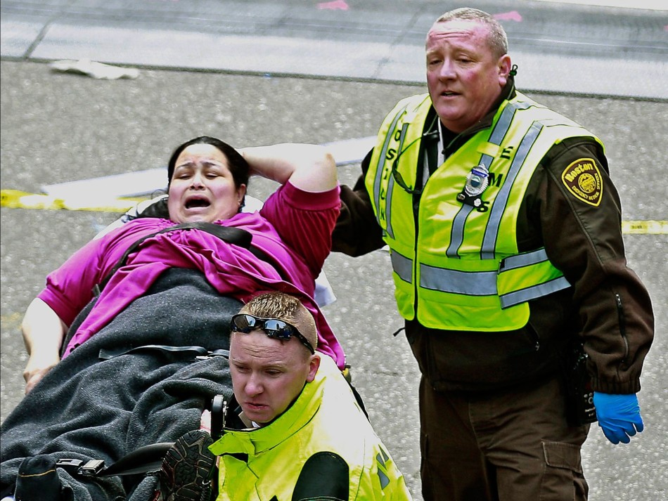 爆炸中受伤的民众