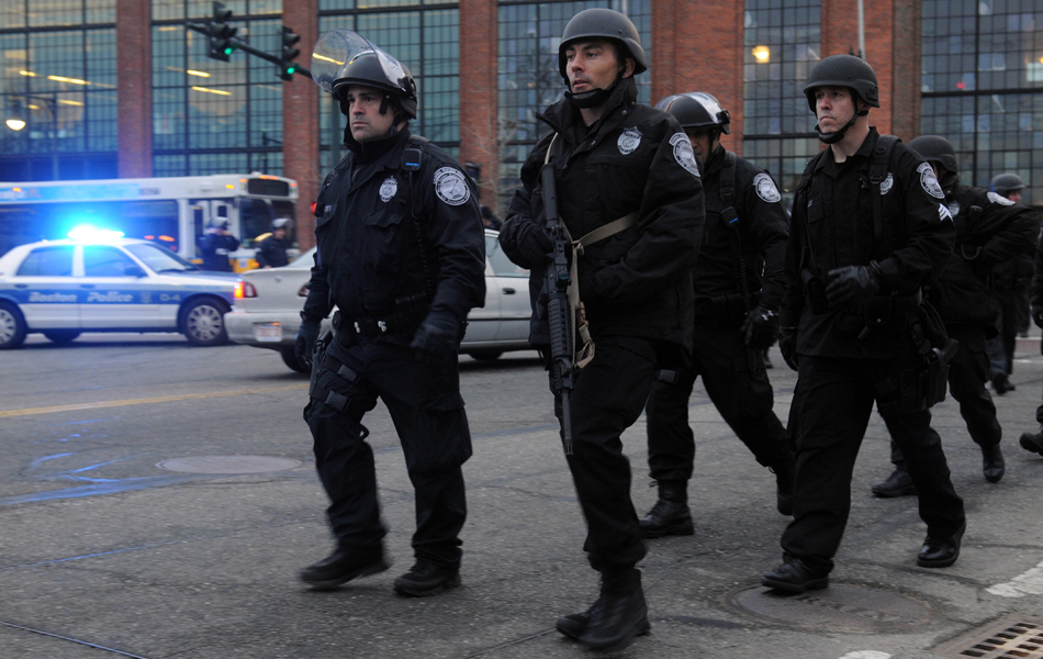 波士顿警方全城搜捕爆炸枪击案嫌犯