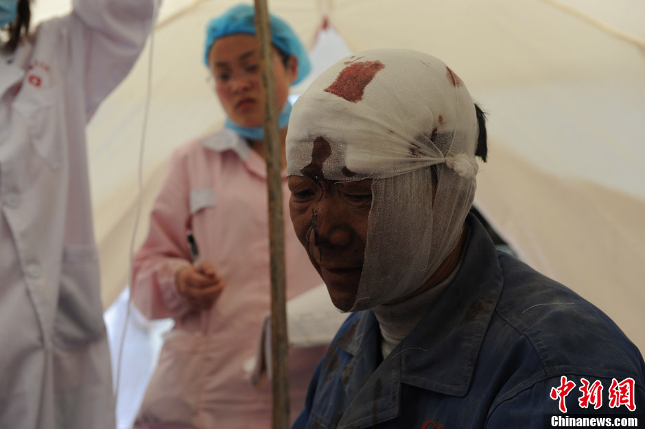 伤员在临时救治点接受紧急救治