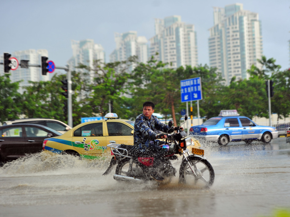 海南三亚突降暴雨 街道水流成河