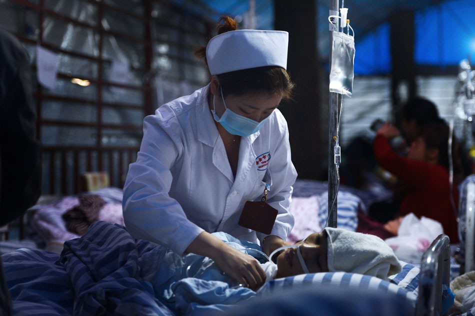 芦山地震图片故事帐篷医院里的女护士