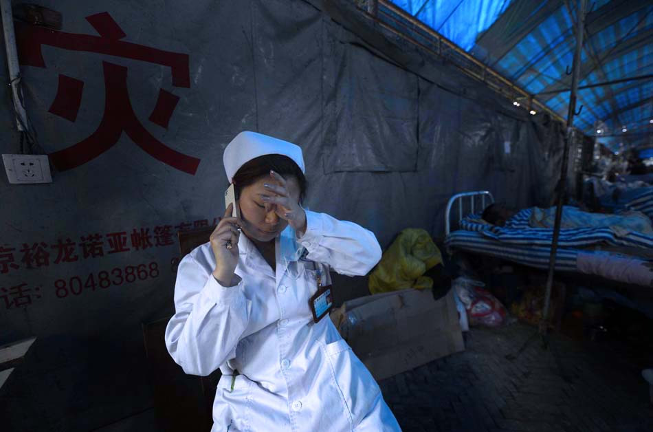 芦山地震图片故事:帐篷医院里的女护士