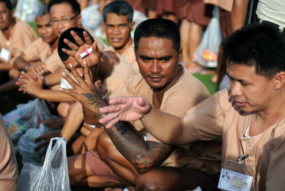 泰国政府为563名重刑犯解除手铐脚镣