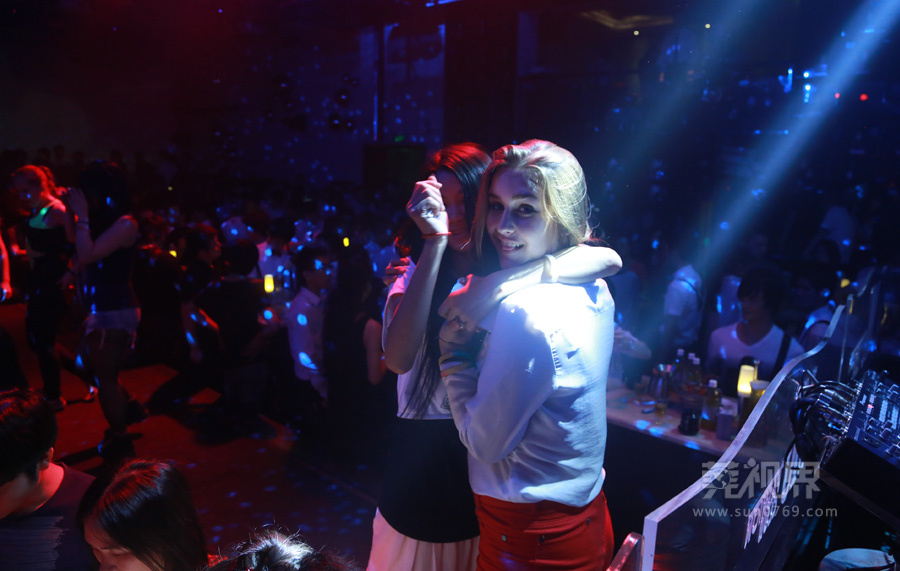实拍东莞酒吧火爆夜生活