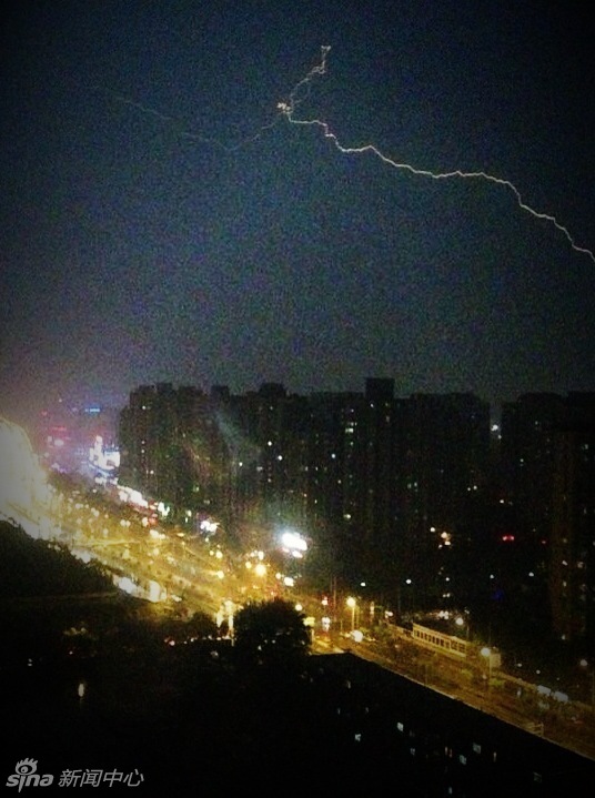 北京夜雨中的闪电 支持   键翻阅图片 列表查看 大图 全屏观看 1 / 24