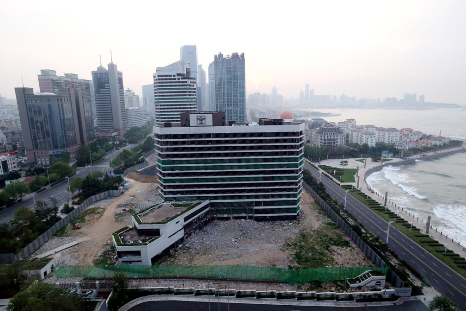 青岛建成20余年酒店爆破拆除