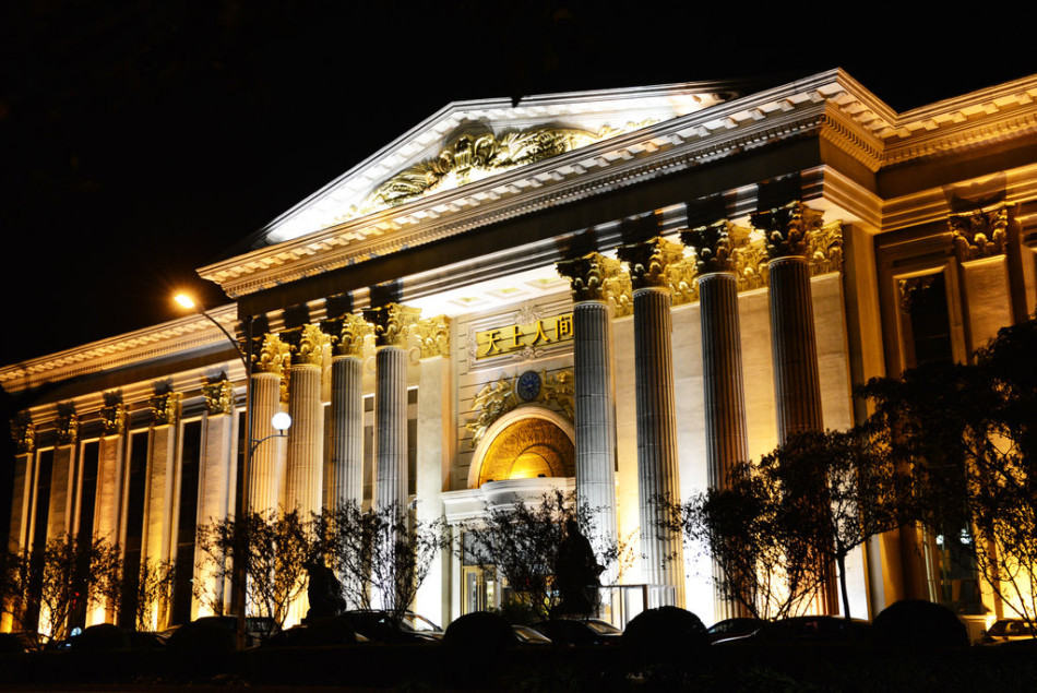 2013年06月29日,江苏常熟,"天上人间"雷人建筑外表酷似北京人民大会堂