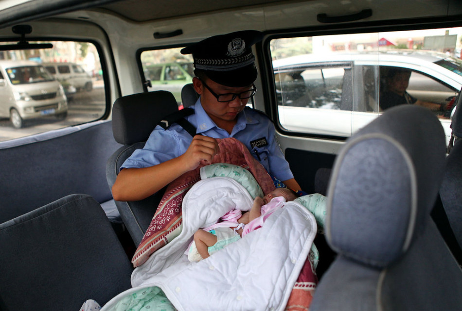 郑州未足月男婴遭弃 脸上爬满虫子