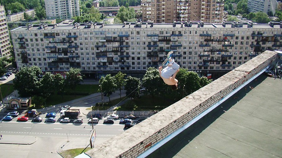 在16层的高楼边缘完成翻跟头的动作时,不慎从楼顶跌落,失去了年轻的