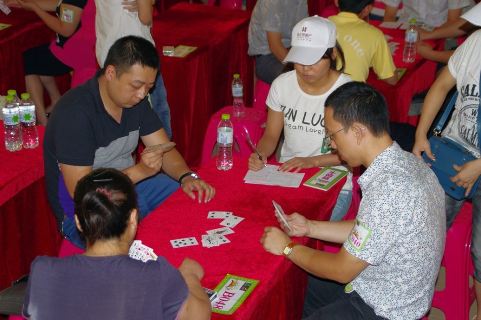 武汉举办千人"斗地主"场面壮观