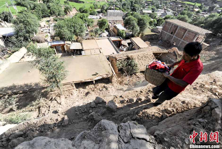 甘肃定西地震 岷县梅川镇发生滑坡砸毁民居