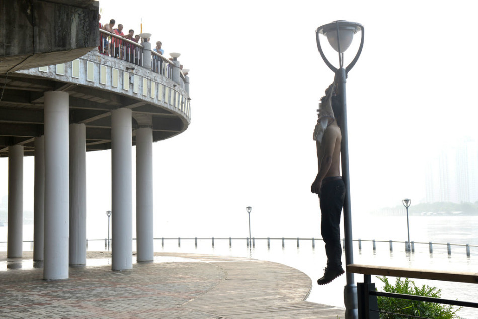 男子被衣物悬吊在路灯上死亡