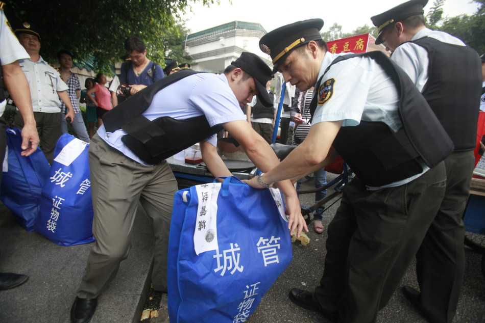 广州上百城管穿防刺背心上街执法