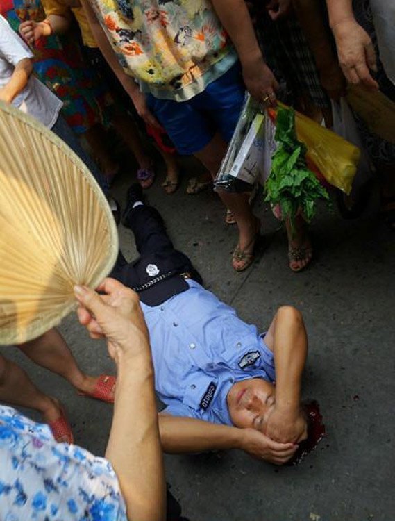 四川南充城管被小贩用秤砣砸昏