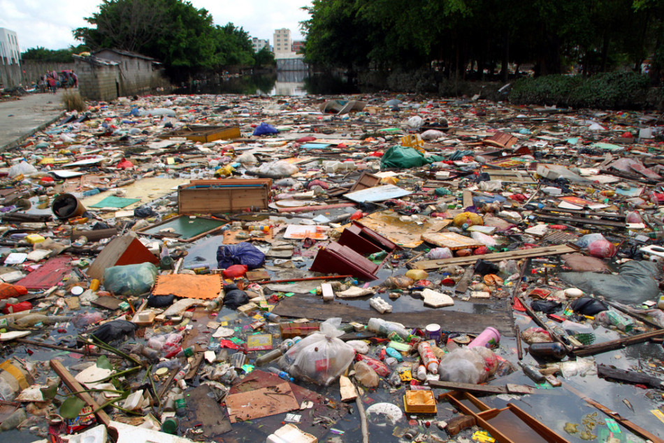 广东汕头潮南水灾后垃圾围城