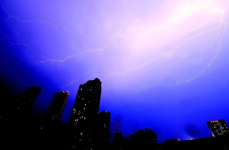暴雨狂风袭武汉 闪电密集