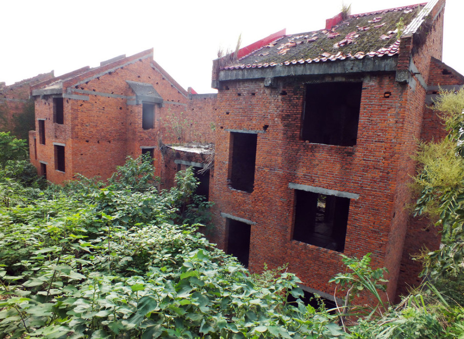 湖北宜昌烂尾别墅群荒废10年状似鬼屋
