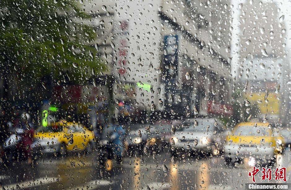 8月29日,台湾嘉义县,受"康妮"影响,嘉义降下大暴雨,多条马路被淹.