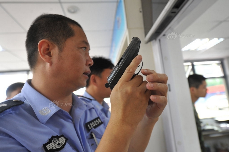 男子吸毒产生幻觉打砸店铺 警察拔枪镇服