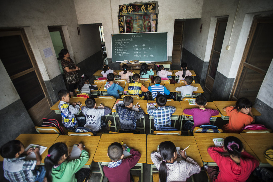 小学校舍年久失修学生借农民家上课