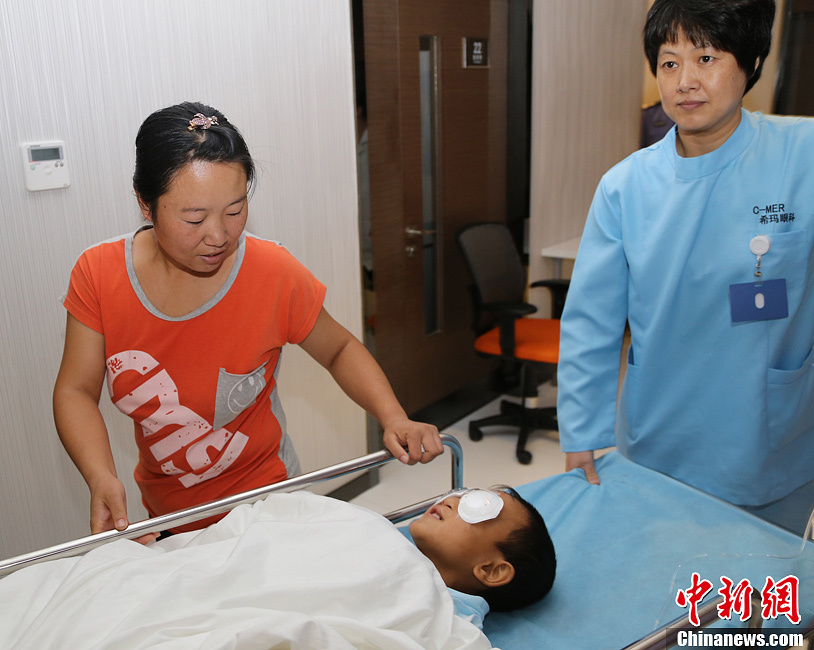 山西被挖眼男童在深圳植入义眼球