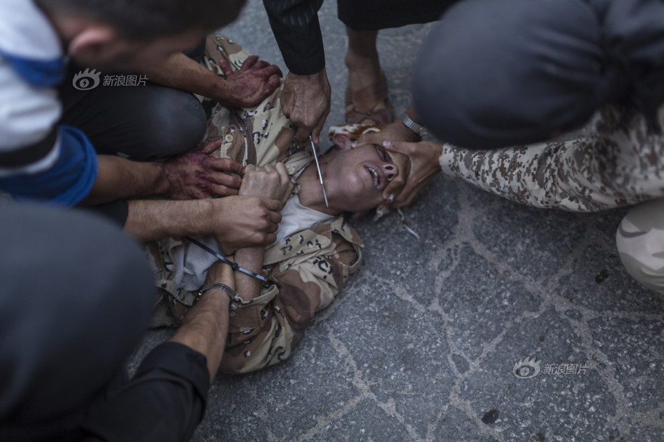 男子遭叙利亚反对派当街斩首处决