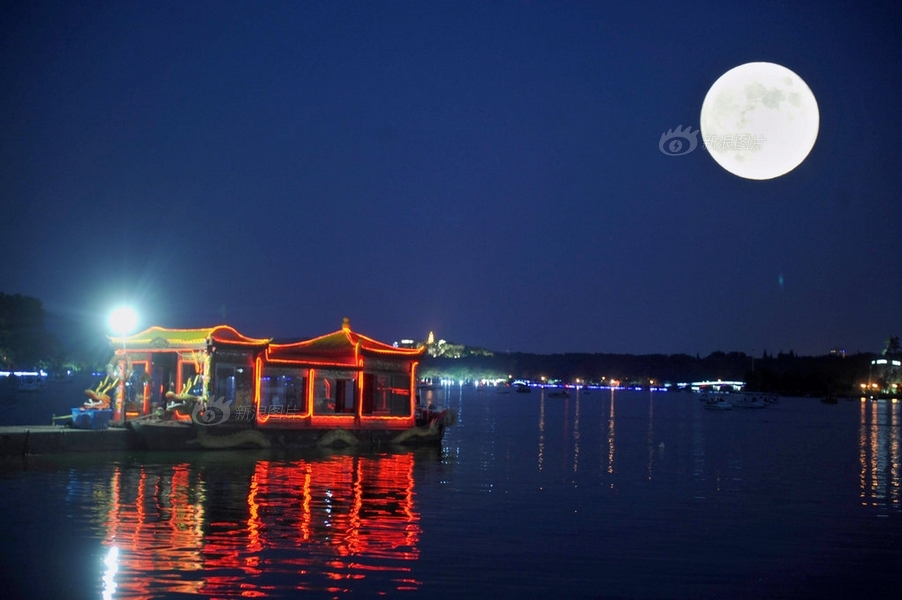 中秋之夜各地赏月最大最圆月亮登场