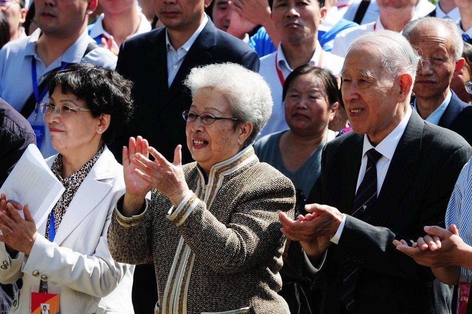 吴仪参加中国石油大学60周年校庆