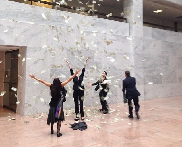 当地时间10月10日下午1点左右,多名激进分子佯装成生物科技奖委员会的