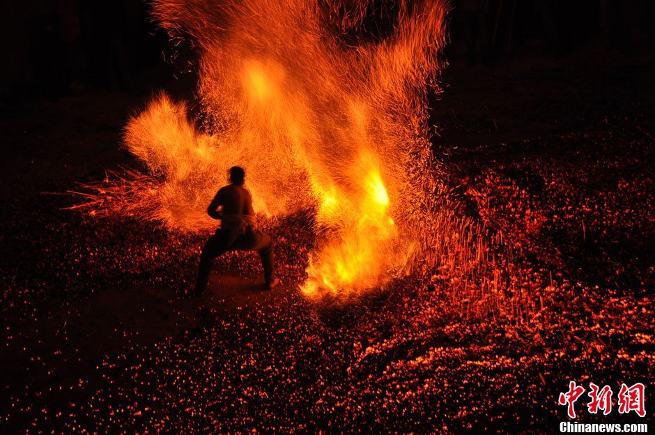 16名大汉光膀赤脚上演秋祭"踩火"