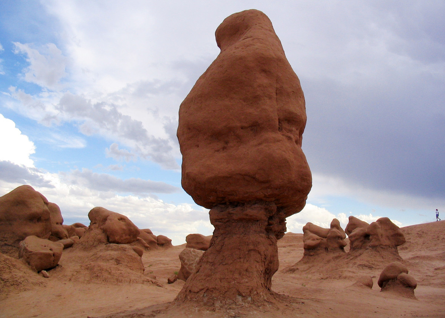 美国游客推倒2亿年前巨石或判重罪