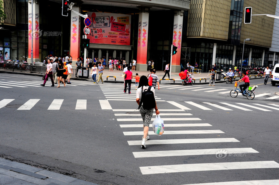 繁华商业区现对角斑马线过马路省时