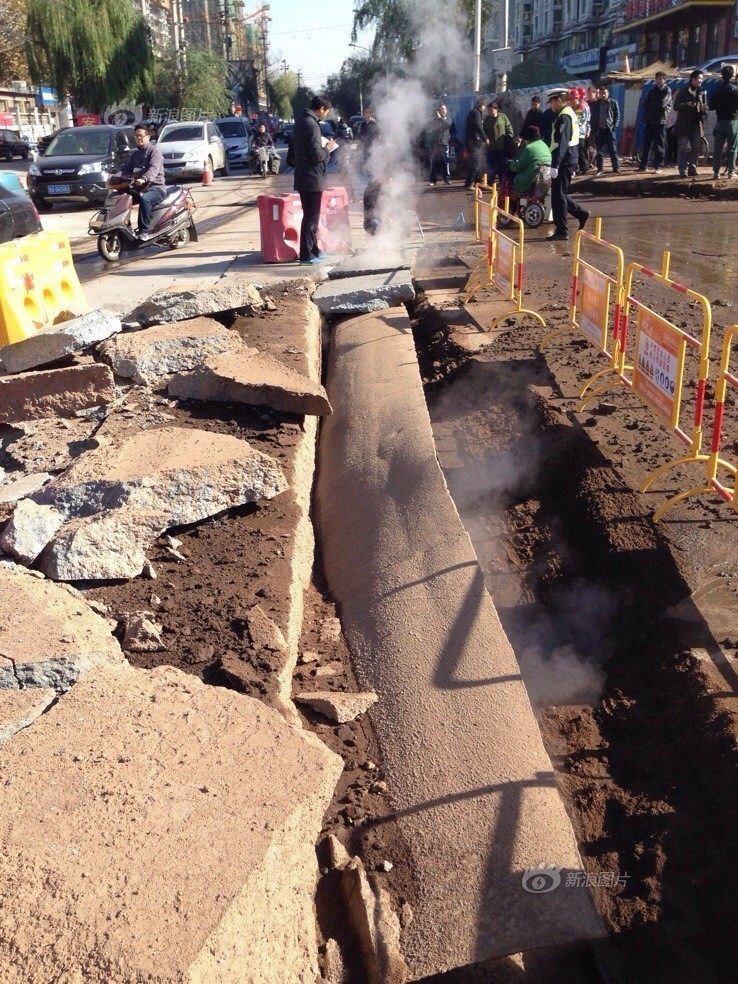 济南热力管道爆炸掀翻路面