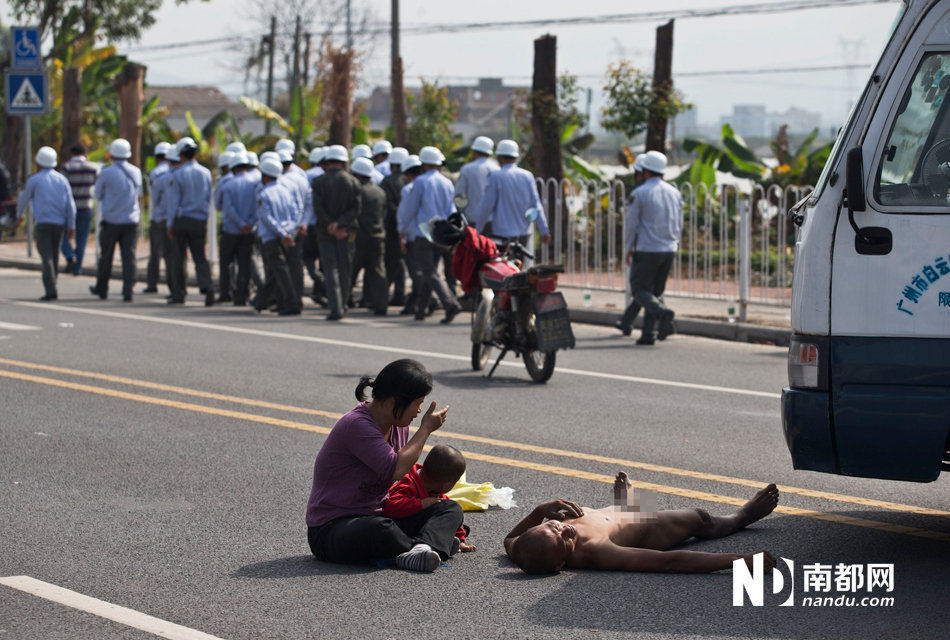 广州男子因不满拆迁裸体横躺马路