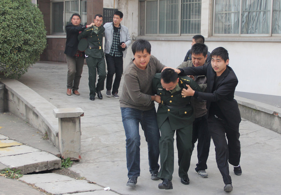 假军官团伙落网首长吓尿