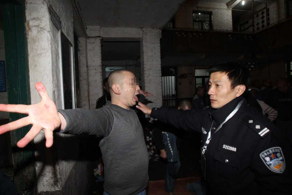 四川川南监狱整体搬迁 上百名武警押解