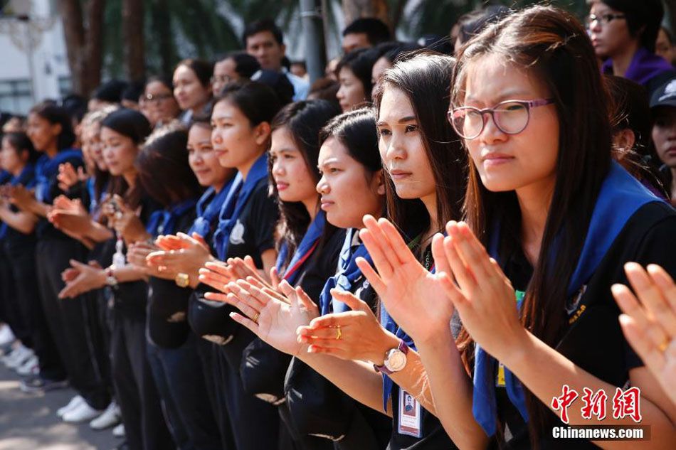 泰示威者离开警察总部 女警列队拍手欢送